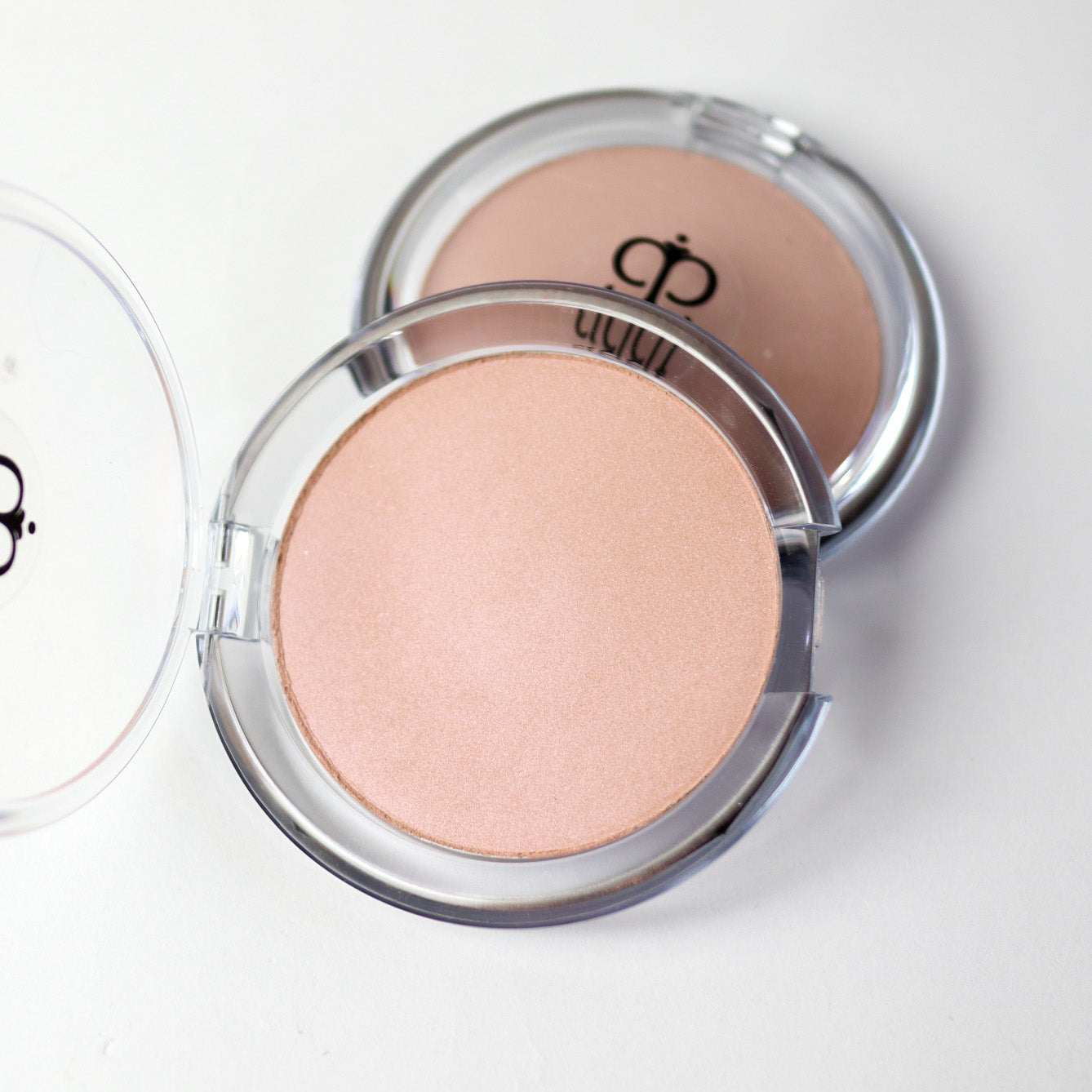 Iluminador en polvo compacto